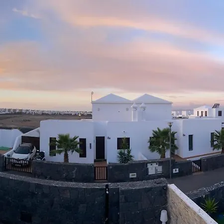 Laura 31 Playa Blanca (adults Only) Homestay *